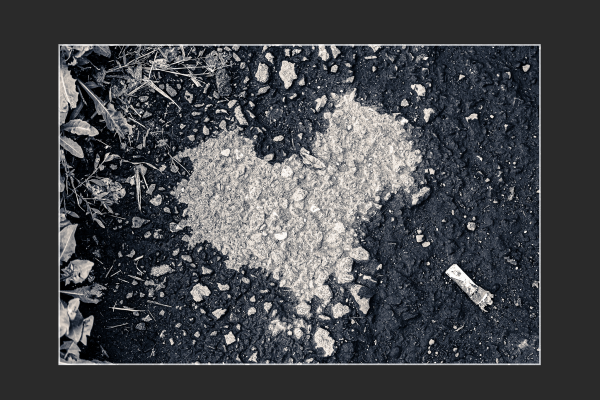 lorincz_lajos_aszfaltsziv_cigarettacsikkel64AF6FBA-1685-DA86-903A-B91CBE4D2607.png